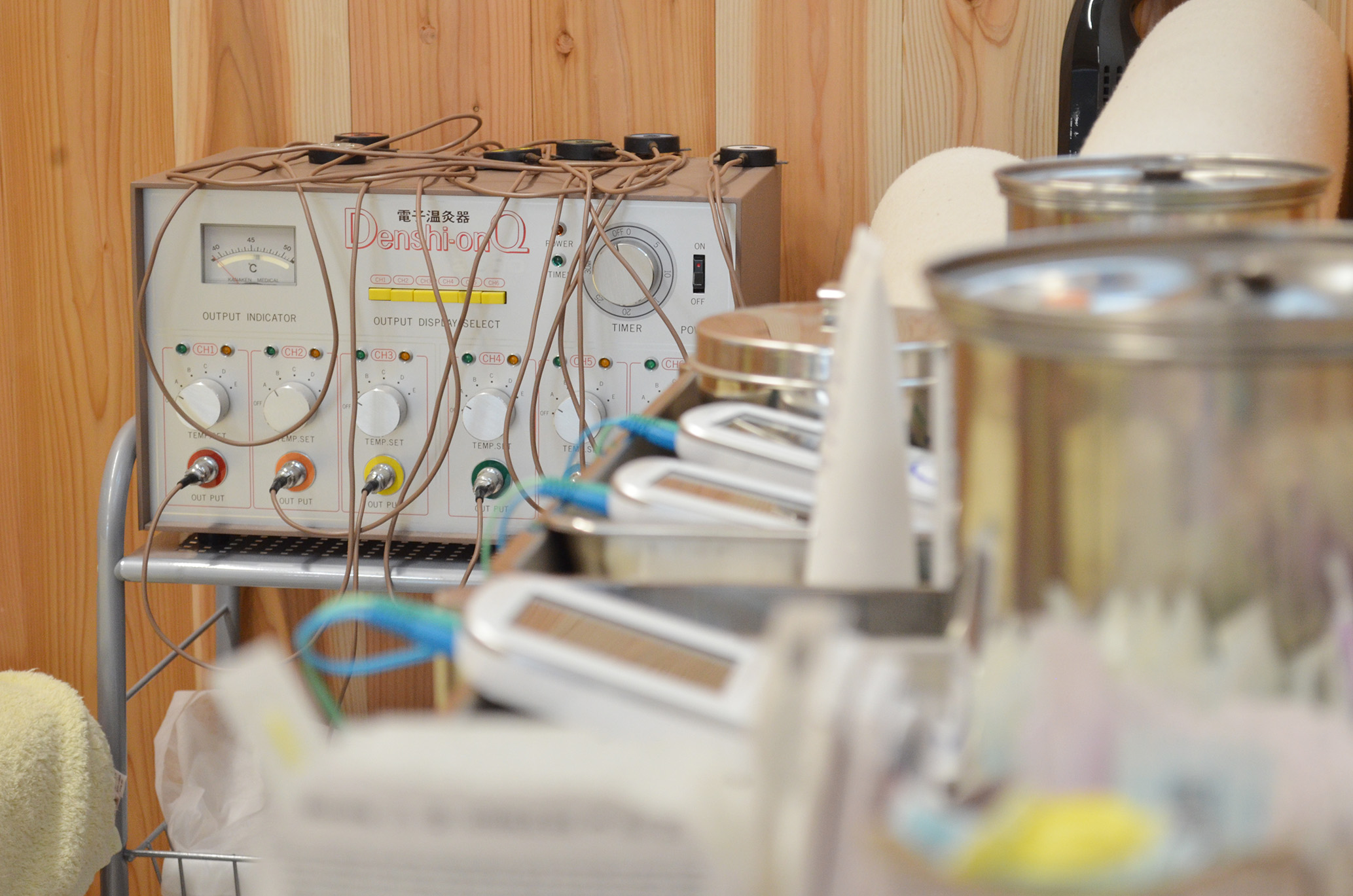 電気温灸機と低周波治療器の写真：電気温灸機と低周波治療器を使います